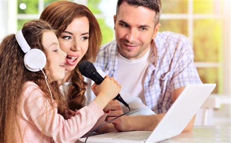 familia cantando karaoke|Las 20 mejores canciones de karaoke para niños .